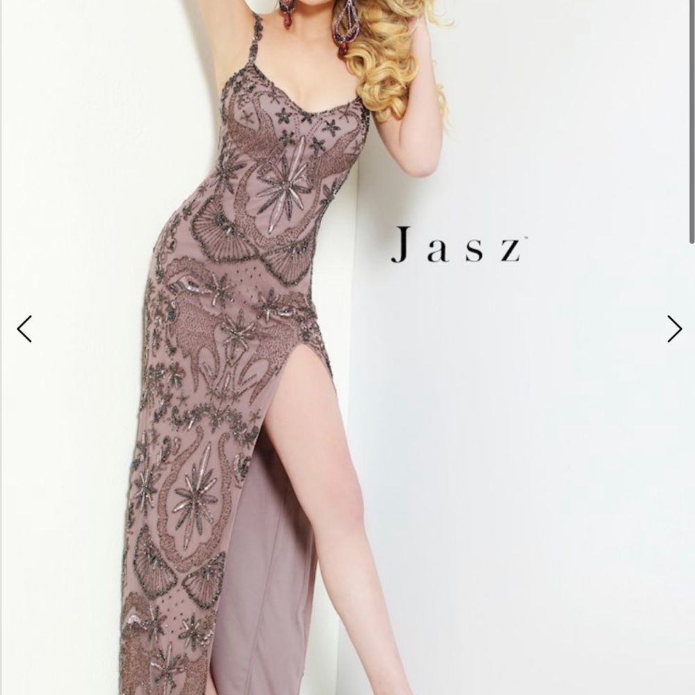 Jasz prom dress. Very cute.Worn once.paid $750🤍Dm before purchase fits size 6-8